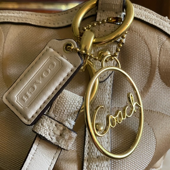 A lovely Coach year round bag can be used with winter whites - Picture 2 of 3